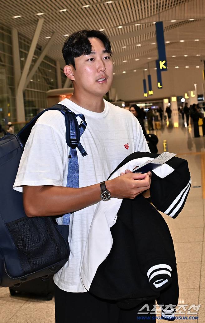 류지현 감독이 이끄는 대한민국 야구대표팀이 15일 2차 캠프가 열리는 일본 오키나와로 출국했다. 손주영이 출국장으로 향하고 있다. 인천공항=박재만 기자 pjm@sportschosun.com/2026.02.15/