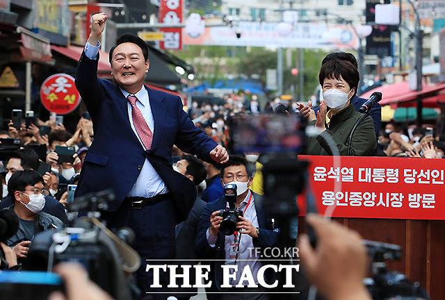 윤석열 전 대통령이 당선인 신분이었던 2022년 5월 2일 오후 경기 용인시 처인구 김량장동 중앙시장을 찾아 감사인사를 하고 있다. /더팩트 DB