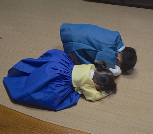 설날을 맞아 한복을 입은 어린이들이 세배를 하고 있다. 송보현 기자