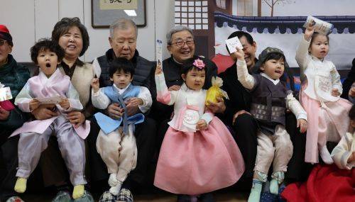 11일 서울 송파구의 한 경로당에서 한복을 입은 어린이집 아이들이 세배를 하고 어르신들과 기념촬영을 하고 있다. 연합뉴스