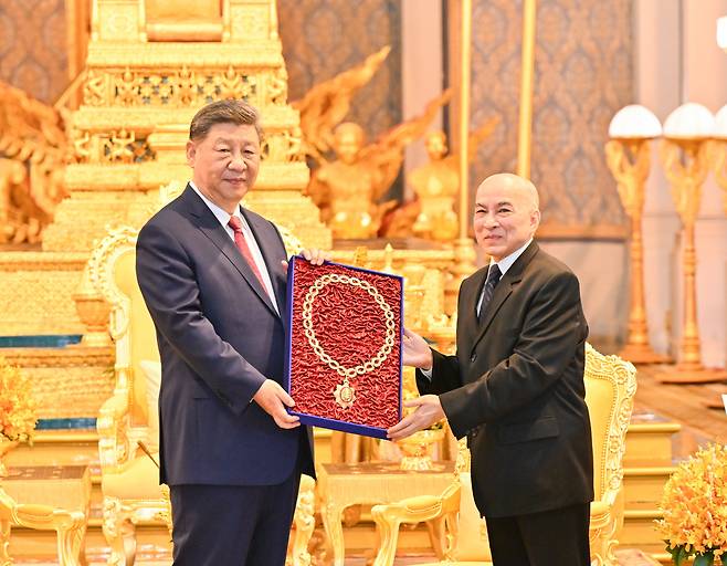 시진핑 중국 국가주석(왼쪽)과 노로돔 시아모니 캄보디아 국왕/신화 연합뉴스