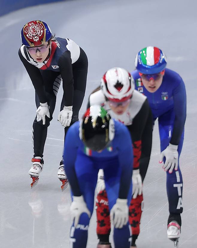 쇼트트랙 최민정이 16일(현지시간) 이탈리아 밀라노 아이스스케이팅 아레나에서 열린 2026 밀라노·코르티나담페초 동계올림픽 쇼트트랙 여자 1000m 준결승에서 조4위로 결승선을 통과하며 결승 진출에 실패한 후 기록을 확인하고 있다. /뉴스1