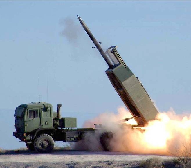 미국 록히드마틴의 하이마스(HIMARS·고속기동로켓시스템)이 로켓탄을 발사하는 장면. 뉴시스