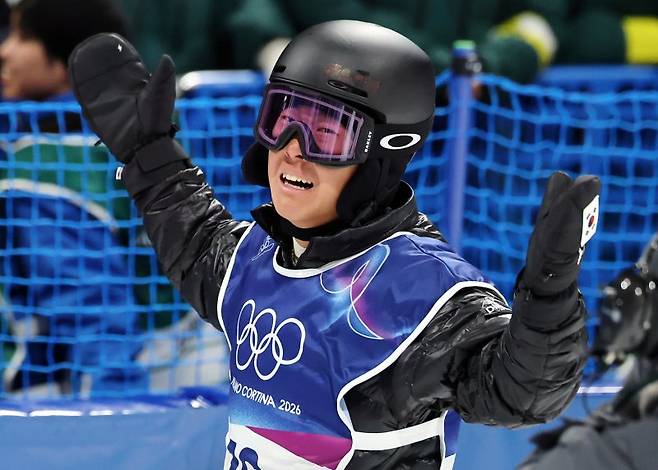 스노보드 이채운이 13일(현지시간) 이탈리아 리비뇨 스노파크에서 열린 2026 밀라노·코르티나담페초 동계올림픽 스노보드 남자 하프파이프 3차 결선 경기를 펼친 뒤 환호하고 있다. 이채운은 결선 3차에서 87.50점으로 최종 6위를 기록했다. 뉴스1