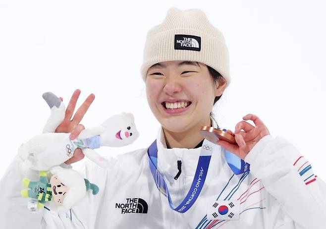 9일(현지시간) 이탈리아 리비뇨 스노파크에서 열린 2026 밀라노·코르티나담페초 동계올림픽 스노보드 여자 빅에어 시상식에서 동메달을 차지한 유승은이 메달을 들고 기념촬영을 하고 있다. 뉴스1
