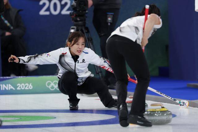 15일 이탈리아 코르티나담페초 컬링 올림픽 스타디움에서 열린 2026 밀라노ㆍ코르티나담페초 동계올림픽 컬링 여자 라운드 로빈 한국과 일본의 경기에서 한국 김은지가 스위핑 지시를 내리고 있다. 코르티나담페초=연합뉴스