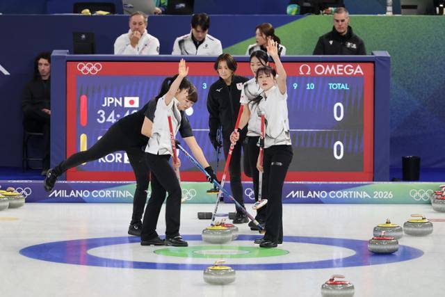 15일 이탈리아 코르티나담페초 컬링 올림픽 스타디움에서 열린 2026 밀라노ㆍ코르티나담페초 동계올림픽 컬링 여자 라운드로빈 한국과 일본의 경기에서 한국 대표팀 선수들이 투구를 마친 뒤 손을 들어보이고 있다. 코르티나담페초=연합뉴스