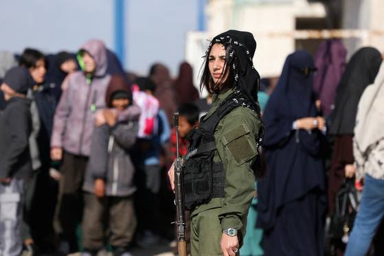 지난해 4월 시리아 알로즈 난민 캠프에 무장한 쿠르드 여성수비대(YPJ) 대원이 경계 근무를 서고 있다. 로이터=연합뉴스