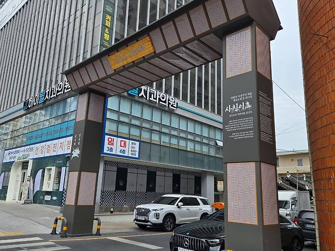 울산 남구 도심에는 신라의 명장 김유신 장군의 이름을 딴 문화거리가 조성돼 있다. 김 장군의 활동 무대가 울산이 아니, 경북 경주 일대였다는 점에서 눈길을 끄는 대목이다. 김윤호 기자