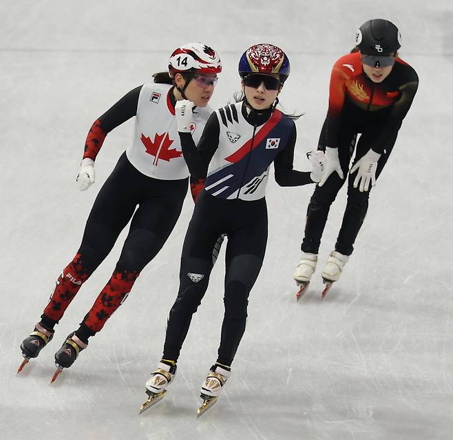 14일(현지시간) 이탈리아 밀라노 아이스스케이팅 아레나에서 열린 2026 밀라노-코르티나담페초 동계올림픽 쇼트트랙 여자 3000m 계주 준결승에 출전한 한국 김길리가 피니시라인을 1위로 통과하고 있다. 2026.2.15 연합뉴스