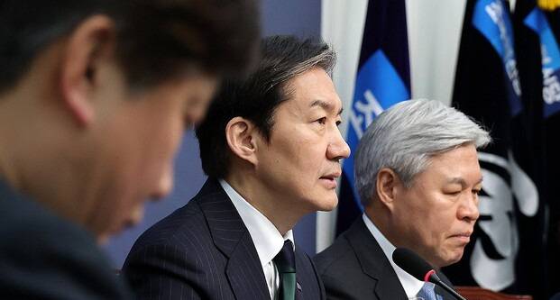 조국혁신당 조국 대표가 12일 국회에서 열린 최고위원회의에서 모두발언을 하고 있다. 연합뉴스