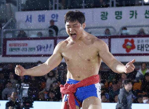 수원특례시청의 김기수가 16일 충남 태안종합실내체육관에서 열린 ‘위더스제약 2026 태안설날장사씨름대회’ 금강급(90㎏ 이하) 장사 결정전에서 우승을 차지한 뒤 기뻐하고 있다. 대한씨름협회 제공