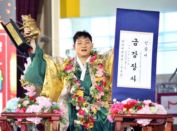 수원특례시청의 김기수가 16일 충남 태안종합실내체육관에서 열린 ‘위더스제약 2026 태안설날장사씨름대회’ 금강급(90㎏ 이하) 장사 결정전에서 우승을 차지한 뒤 기념촬영을 하고 있다. 대한씨름협회 제공