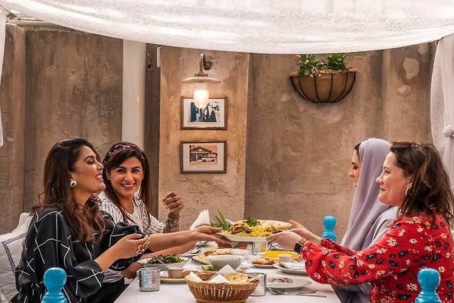 현지 여성들이 모여 음식을 나누고 있는 모습 / 사진=두바이관광청