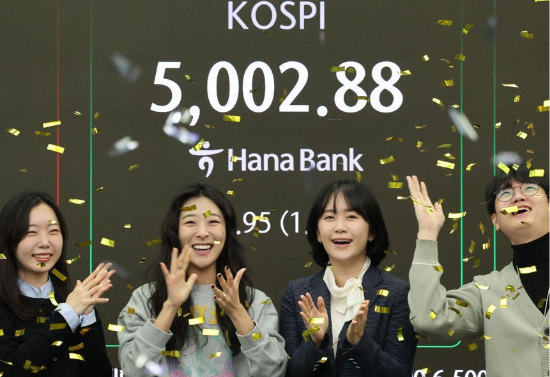 지난 1월 22일 오전 서울 중구 하나은행 딜링룸에서 딜러들이 코스피가 장중 5000을 넘어서자 기뻐하고 있다. 이날 코스피는 장중 5019.54까지 올랐다. (사진=연합뉴스)