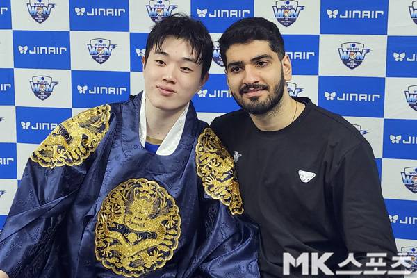 김지한이 알리와 포즈를 취하고 있다. 사진(장충)= 김재호 기자