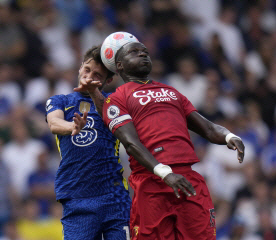 잉글랜드 프리미어리그 첼시-왓포드의 경기에서 양팀 선수가 헤딩을 하고 있다. AP 뉴시스