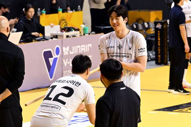 허수봉과 바야르사이한이 활짝 웃으며 장난을 치고 있다./ 한국배구연맹(KOVO)