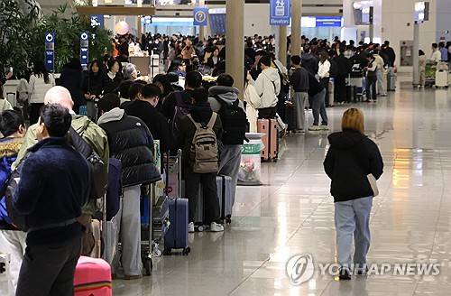 설 명절 앞두고 붐비는 인천공항 (영종도=연합뉴스) 이진욱 기자 = 설 명절 연휴를 앞둔 11일 인천국제공항 제1여객터미널 출국장에서 승객들이 탑승 수속을 위해 줄을 서고 있다. 2026.2.11 cityboy@yna.co.kr