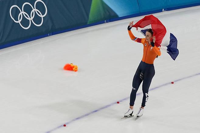 Femke Kok of the Netherlands celebrates after winning the speed skating women's 500m at the 2026 Winter Olympics, in Milan, Italy, Sunday, Feb. 15, 2026. (AP Photo/Christophe ena)