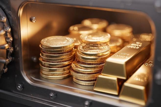 금고 속 금 이미지. 123rf