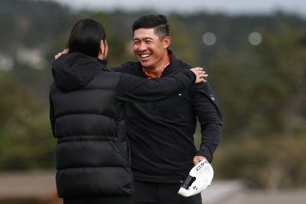 콜린 모리카와(오른쪽)가 16일(한국 시간) 미국 페블비치 골프링크스에서 끝난 미국프로골프(PGA) 투어 AT&T 페블비치 프로암에서 우승한 뒤 아내인 캐서린 주와 포옹하고 있다. AFP연합뉴스