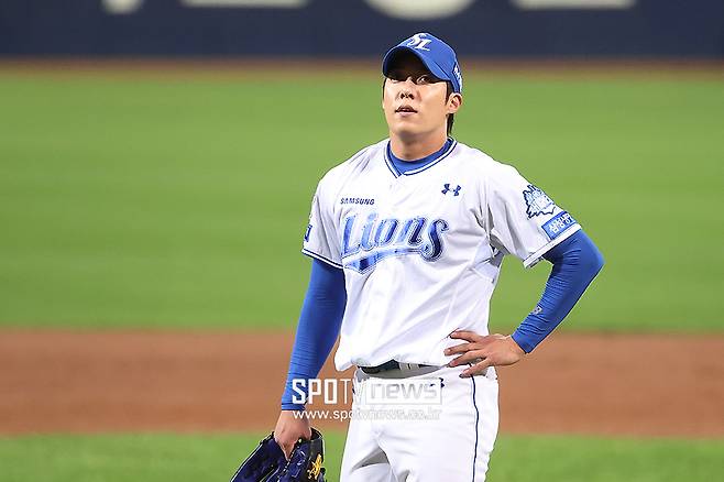 ▲ 최종 명단에 들어간 원태인 또한 캠프 도중 팔꿈치에 통증이 있어 투구를 중단했다. 한국야구위원회(KBO)는 15일 “원태인이 부상으로 WBC 참가가 어려워졌다”며 “대체 선수로 LG 트윈스 유영찬을 확정하고 WBC 조직위원회에 선수 교체 승인을 요청했다”고 밝혔다. ⓒ곽혜미 기자