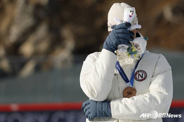 노르웨이 바이애슬론 선수 스투를라 홀름 레그레이드가 지난 11일 2026 밀라노 코르티나담페초 동계 올림픽 바이애슬론 남자 20㎞ 개인 경기에서 동메달을 따낸 뒤 눈물을 짓고 있다. /AFPBBNews=뉴스1