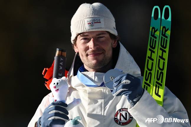 레그레이드가 대회 3번째 메달을 은빛으로 장식한 뒤 미소를 짓고 있다. /AFPBBNews=뉴스1