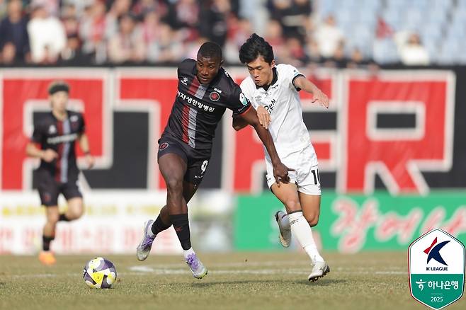 승격을 놓고 한 판 붙은 부천 몬타뇨(왼쪽)와 성남 류준선의 모습. /사진=한국프로축구연맹 제공