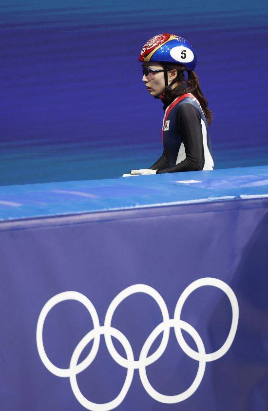 한국 여자 쇼트트랙 간판 최민정(성남시청)은 16일(한국시간) 이탈리아 밀라노 아이스스케이팅 아레나에서 열린 2026 밀라노·코르티나담페초 동계올림픽 쇼트트랙 여자 1000m 준결승 2조에서 1분28초407의 기록으로 4위를 차지했다. 준결승 조 2위 안에 들지 못하면서 최민정은 메달이 걸려 있는 파이널A(결승)에 올라가지 못하고, 순위 결정전인 파이널B로 향했다. 지난 2022 베이징 올림픽 여자 1000m 은메달리스트 최민정은 결승 진출에 실패하자 아쉬운 심정을 감추지 못했다. 연합뉴스