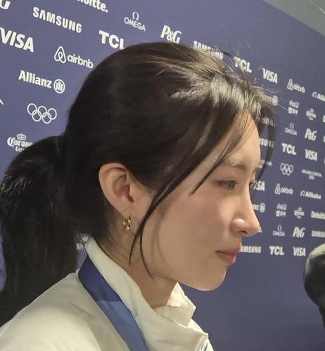 눈시울 붉히는 김길리 (밀라노=연합뉴스) 김경윤 기자 = 쇼트트랙 국가대표 김길리가 16일(한국시간) 이탈리아 밀라노 아이스스케이팅 아레나에서 열린 2026 밀라노·코르티나담페초 동계 올림픽 여자 1,000m에서 동메달을 딴 뒤 공동취재구역에서 최민정과 관련한 질문을 받고 눈시울을 붉히고 있다. 2026.2.16. cycle@yna.co.kr