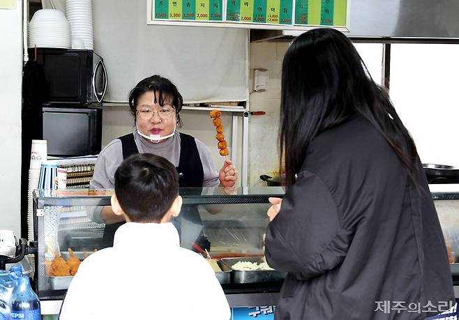 아이들에게 깐돌이분식은 즐겁게 머물 수 있는 놀이터 같은 곳이다. ⓒ제주의소리