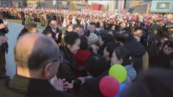 북한 김정은 국무위원장의 딸 주애가 16일 평양 화성지구 1만 세대 '살림집' 준공식에 참석해 새 주택 입주자들을 축하하고 있다. 〈출처: 조선중앙TV 캡처〉