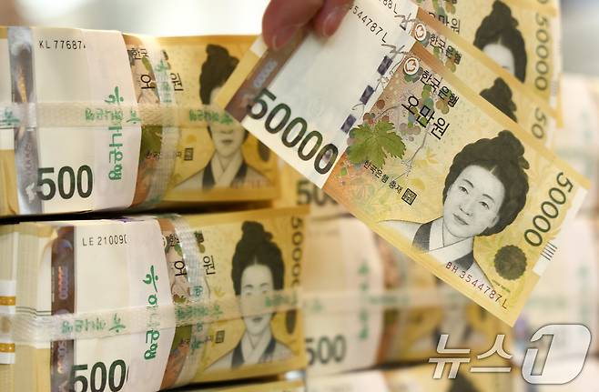 5일 서울 중구 하나은행 위변조센터에서 직원이 5만원권을 정리하고 있다. 2026.2.5 ⓒ 뉴스1 최지환 기자