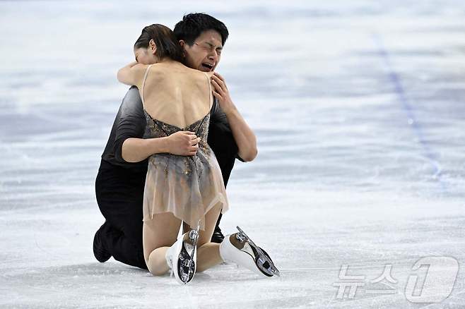 2026 밀라노·코르티나담페초 동계 올림픽 피겨스케이팅 페어 부문서 금메달을 딴 미우라 리쿠(앞쪽 여자), 기하라 류이치가 얼싸안는 모습 ⓒ AFP=뉴스1