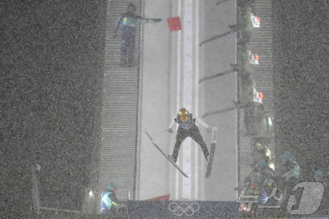 폭설로 중단된 2026 밀라노·코르티나담페초 동계올림픽 스키점프 남자 슈퍼팀 3라운드. ⓒ AFP=뉴스1