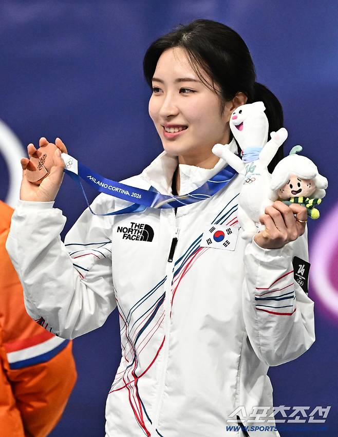 16일 이탈리아 밀라노 스피드스케이팅 아레나에서 열린 밀라노동계올림픽 쇼트트랙 여자 1000m 결승전. 동메달 수상하는 김길리. 밀라노(이탈리아)=송정헌 기자songs@sportschosun.com/2026.02.16/