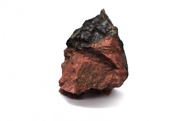 인류가 최초로 발견한 희토류, 이트륨이 들어 있는 광석인 가돌린나이트. 이 광석에서 이트륨을 처음 분리한 핀란드의 화학자 요한 가돌린의 이름을 따서 명명했다. WesternDevil(W) 제공