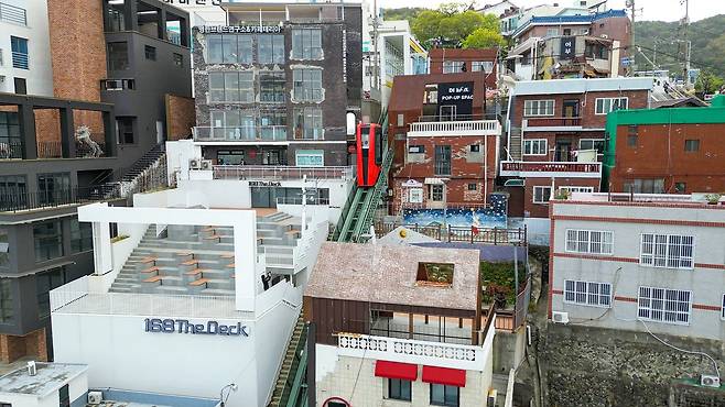 지난해 3월 '부산 창업가꿈 5호점'으로 지정된 이바구길에 청년 창업가 6명이 창업을 했다. 사진 동구청