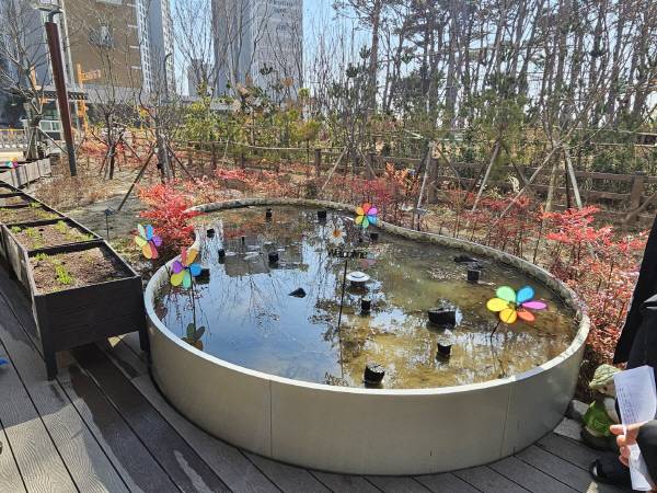 여울유치원의 친환경 연못. 김진룡 기자