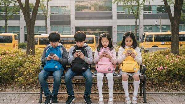 ▲생성형 AI로 만든 '초등학생들이 스마트폰 보는 모습'.