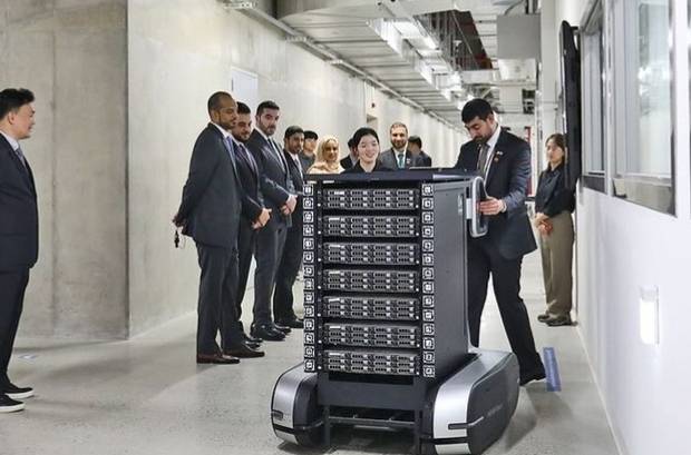 아랍에미리트(UAE) 7개의 토후국 중 하나인 샤르자의 왕자 셰이크 사우드 빈 술탄 알 카시미가 2024년 네이버의 두번째 데이터센터 ‘각 세종’을 방문해 시설을 둘러보고 있다. 사진 제공=네이버