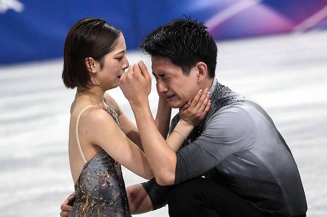 ▲ 이탈리아 밀라노 아이스 스케이팅 아레나에 열린 2026 밀라노-코르티나 동계올림픽 피겨 스케이팅 페어 프리스케이팅에 미우라 리쿠, 키하라 류이치 조가 출전했다. 이들은 프리스케이팅에서 158.13점을 기록하며 자신들의 최고 기록이자 세계 역대 최고점을 경신했다. 금메달이 확정된 후 눈물을 펑펑 흘리며 오열했다. NHK 인터뷰어 다카하시도 눈물이 이들의 ‘역전 드라마’를 축하했다 ⓒ연합뉴스