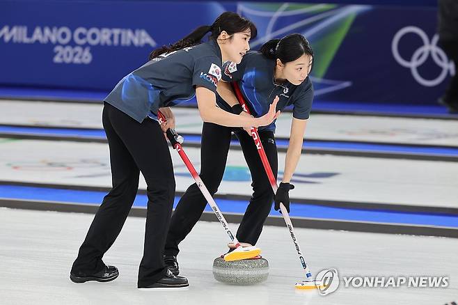 '호흡 맞춰서' (코르티나담페초=연합뉴스) 서대연 기자 = 16일(현지시간) 이탈리아 코르티나담페초 컬링 올림픽 스타디움에서 열린 2026 밀라노ㆍ코르티나담페초 동계올림픽 컬링 여자 라운드로빈 한국과 중국의 경기에서 설예은과 김민지가 스위핑을 하고 있다. 2026.2.17 dwise@yna.co.kr