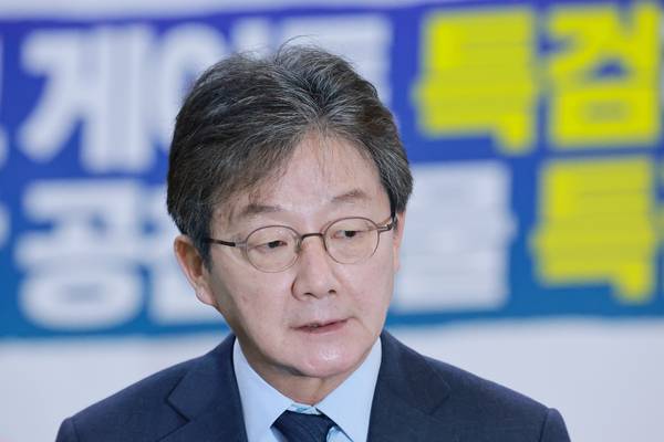 유승민 전 의원이 지난달 20일 국회 로텐더홀에서 단식 중인 국민의힘 장동혁 대표를 만난 뒤 취재진과 인터뷰하고 있다. 2026.1.20 /연합뉴스