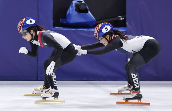 14일(현지시간) 이탈리아 밀라노 아이스스케이팅 아레나에서 열린 2026 밀라노-코르티나담페초 동계올림픽 쇼트트랙 여자 3000m 계주 준결승에서 최민정이 김길리와 주자 교대를 하고 있다. 연합뉴스