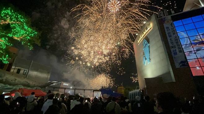 울산남구도시관리공단은 이번 설날 연휴 동안 장생포 고래문화특구를 찾은 관람객이 약 3만 4천여 명에 달했으며, 연휴 기간 일일 평균 이용객은 8,500명으로 집계됐다고 19일 밝혔다. 남구도시관리공단 제공