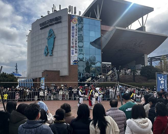 울산남구도시관리공단은 이번 설날 연휴 동안 장생포 고래문화특구를 찾은 관람객이 약 3만 4천여 명에 달했으며, 연휴 기간 일일 평균 이용객은 8,500명으로 집계됐다고 19일 밝혔다. 남구도시관리공단 제공
