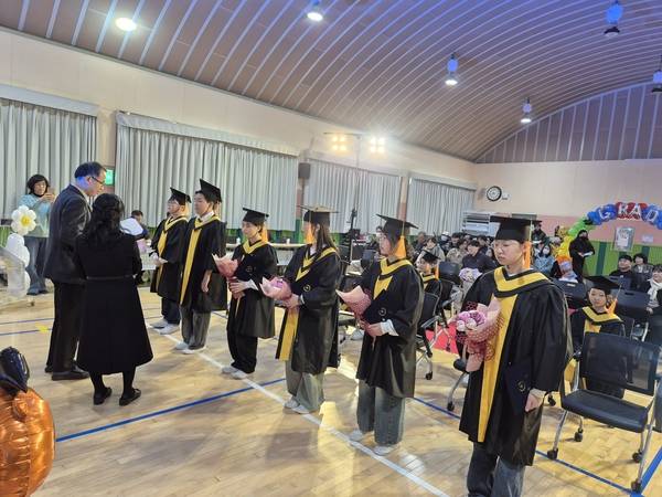 지난 12일 열린 고성 동광초등학교 81회 졸업식에서 마지막 졸업생 6명이 졸업장을 받고 있다. /문정민 기자